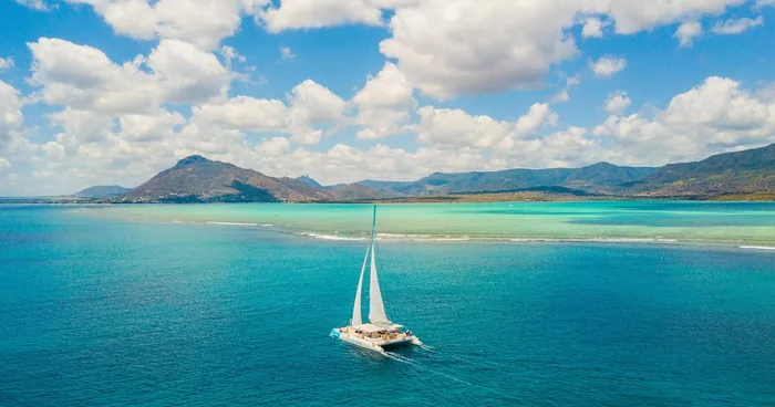 Mauritius: Catamaran Cruise – Dolphin Watching, BBQ & Drinks